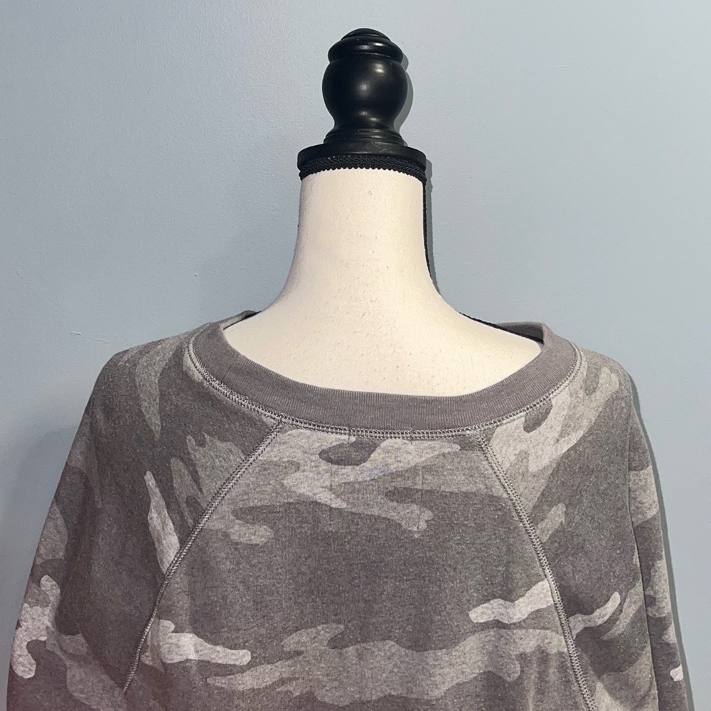 American eagle- camo crewneck - Picture 4 of 5